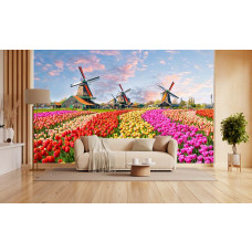 Fotobehang van kleurrijke tulpen en molens in een moderne woonkamer.