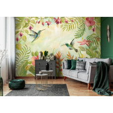 Een fotobehang van kolibries in een jungle met een exotisch ontwerp in een stijlvolle woonkamer.