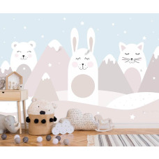 Een fotobehang van een konijn, kat en teddybeer met pastel bergen in een zachte babykamer.