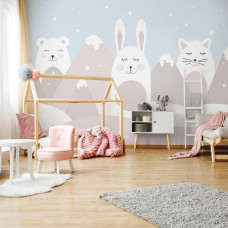 Een fotobehang van een konijn, kat en teddybeer met pastel bergen in een serene babykamer.
