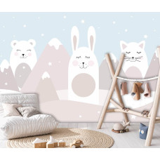 Een fotobehang van een konijn, kat en teddybeer met pastel bergen in kinderbehangstijl.