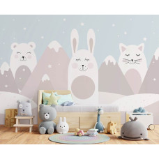 Een fotobehang van een konijn, kat en teddybeer met pastel bergen in een kinderkamer.