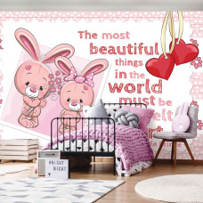 Een fotobehang met konijntjes, harten en een spreuk voor kinderen in de babykamer, kinderkamer en meisjeskamer.