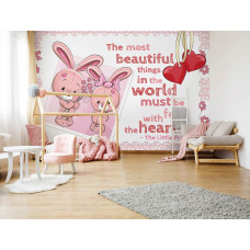 Een fotobehang met konijntjes, harten en een spreuk voor kinderen in de babykamer en meisjeskamer.