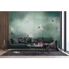 Een fotobehang van kraanvogels in een mistig bos in een woonkamer.