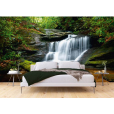 Een fotobehang van een krachtige waterval in het bos voor de slaapkamer.