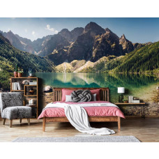 Fotobehang van een kristalhelder bergmeer in de natuur, ideaal voor de slaapkamer die een rustgevende sfeer uitstraalt.