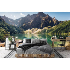 Fotobehang van een kristalhelder bergmeer in de natuur, met bergen op de achtergrond voor een tienerslaapkamer.