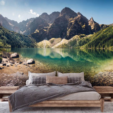 Fotobehang van een kristalhelder bergmeer in de natuur, perfect voor een vliesbehang slaapkamer met een bergachtig uitzicht.