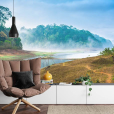 Een inspirerend fotobehang van een mistig bos met een serene uitstraling, ideaal voor een huiskamer.