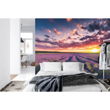 Een fotobehang met een lavendelveld in de schemering, afgebeeld in een slaapkamer.