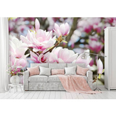 Een fotobehang van lentebloemen en appelbloesem te zien in de woonkamer.