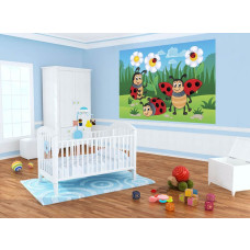 Een fotobehang met rode lieveheersbeestjes op kleurrijke bloemen, ideaal voor een peuterkamer.