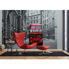 Een fotobehang van een Londense bus op een drukke straat, perfect voor een levendige sfeer in een woonkamer.