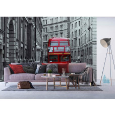 Een fotobehang van een Londense bus in een levendige straat, ideaal voor een dynamische uitstraling in een woonkamer.