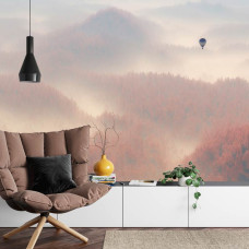 Een sfeervol fotobehang van een luchtballon boven een boslandschap, geschikt voor een woonkamer.