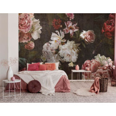 Een luxe fotobehang met klassieke rozen en pioenrozen, speciaal ontworpen voor een slaapkamer.