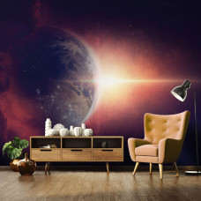 Een fotobehang met een galactische Aarde en sterrenhemel, speciaal voor een huiskamer.
