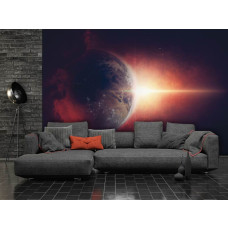 Een fotobehang met de Aarde en een kosmisch sterrenlandschap, ideaal voor een woonkamer.