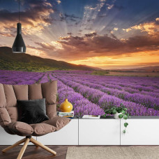 Een fotobehang met een sprookjesachtig lavendelveld, weergegeven in een woonkamer.