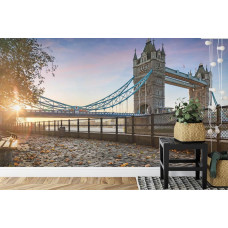 Een fotobehang met een prachtig uitzicht op de Tower Bridge, weergegeven in een eetkamer.