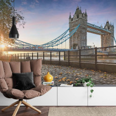 Een fotobehang met een magisch uitzicht op de Tower Bridge in Londen, afgebeeld in een huiskamer.