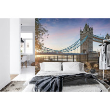 Een fotobehang met een sfeervol uitzicht op de Tower Bridge in een rustige setting, afgebeeld in een slaapkamer.