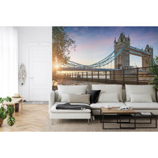Een fotobehang met een iconisch beeld van de Tower Bridge, weergegeven in een woonkamer.