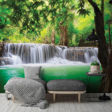 Een fotobehang met een magische waterval in een jungle bos voor de huiskamer.