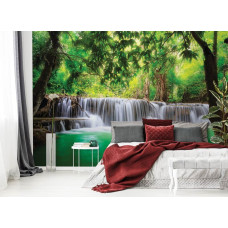 Een fotobehang met een magische waterval in een jungle bos voor de slaapkamer en woonkamer.