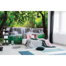 Een fotobehang met een magische waterval in een jungle bos voor de slaapkamer.