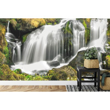 Een indrukwekkend fotobehang van een waterval met natuurlijke details in een bergachtig bos, perfect voor een keuken.