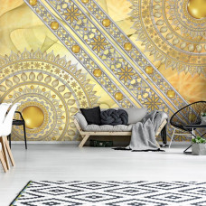 Een fotobehang van een halve mandala met gouden versieringen, geschikt voor een kunstzinnige woonkamer.