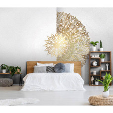 Een fotobehang met een gouden mandala in een abstract kunstontwerp in een serene slaapkamer.