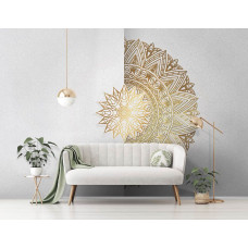 Een fotobehang met een gouden mandala in een abstract kunstontwerp, passend bij een stijlvolle woonkamer.