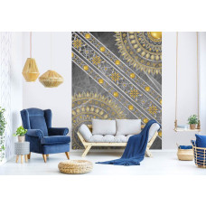Een fotobehang met een gouden mandala in een Indiaas patroon op een grijze achtergrond, perfect voor een huiskamer.