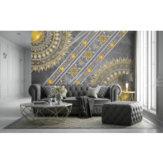 Een fotobehang van een gouden mandala op een grijze achtergrond in een Indiaas geļnspireerd patroon, ideaal voor een woonkamer.