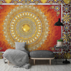 Een fotobehang van een gouden mandala in Tibetaanse stijl.