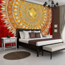 Een fotobehang met een rood mandala-patroon in een kunstzinnige Indiase setting.