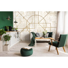 Een stijlvol vliesbehang met een combinatie van goud en marmer in een geometrisch ontwerp, perfect voor een woonkamer.