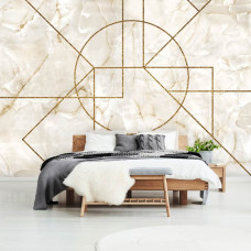 Een vliesbehang met gouden geometrische patronen op een marmeren muur, geschikt voor diverse ruimtes.