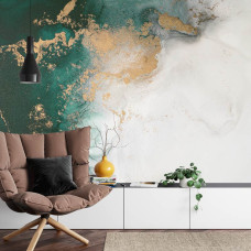 Een fotobehang met abstract marmer in groen- en goudtinten in een huiskamer.