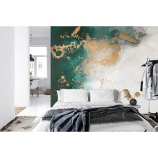 Een fotobehang met abstract marmer in groen- en goudtinten in een slaapkamer.