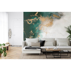 Een fotobehang met abstract marmer in groen- en goudtinten in een woonkamer.