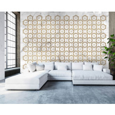 Een vliesbehang met gouden details op een marmerlook achtergrond, geschikt voor een woonkamer.