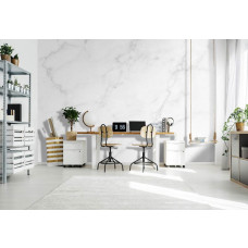 Een marmer-fotobehang met een industrieel ontwerp en een marmeren muur, geschikt voor een woonkamer.