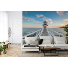 Een fotobehang met de iconische Marshall Point Lighthouse bij een haven en oceaan, perfect voor een huiskamer.