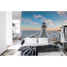 Een fotobehang met een sfeervol beeld van een vuurtoren bij zonsondergang, perfect voor een slaapkamer.