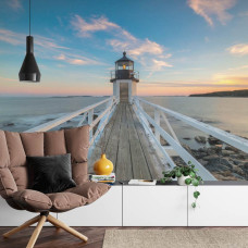 Een fotobehang met een schilderachtige vuurtoren in een rustige haven, ideaal voor een woonkamer.