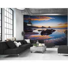 Een fotobehang van een meer met uitzicht op een landschap voor de huiskamer.